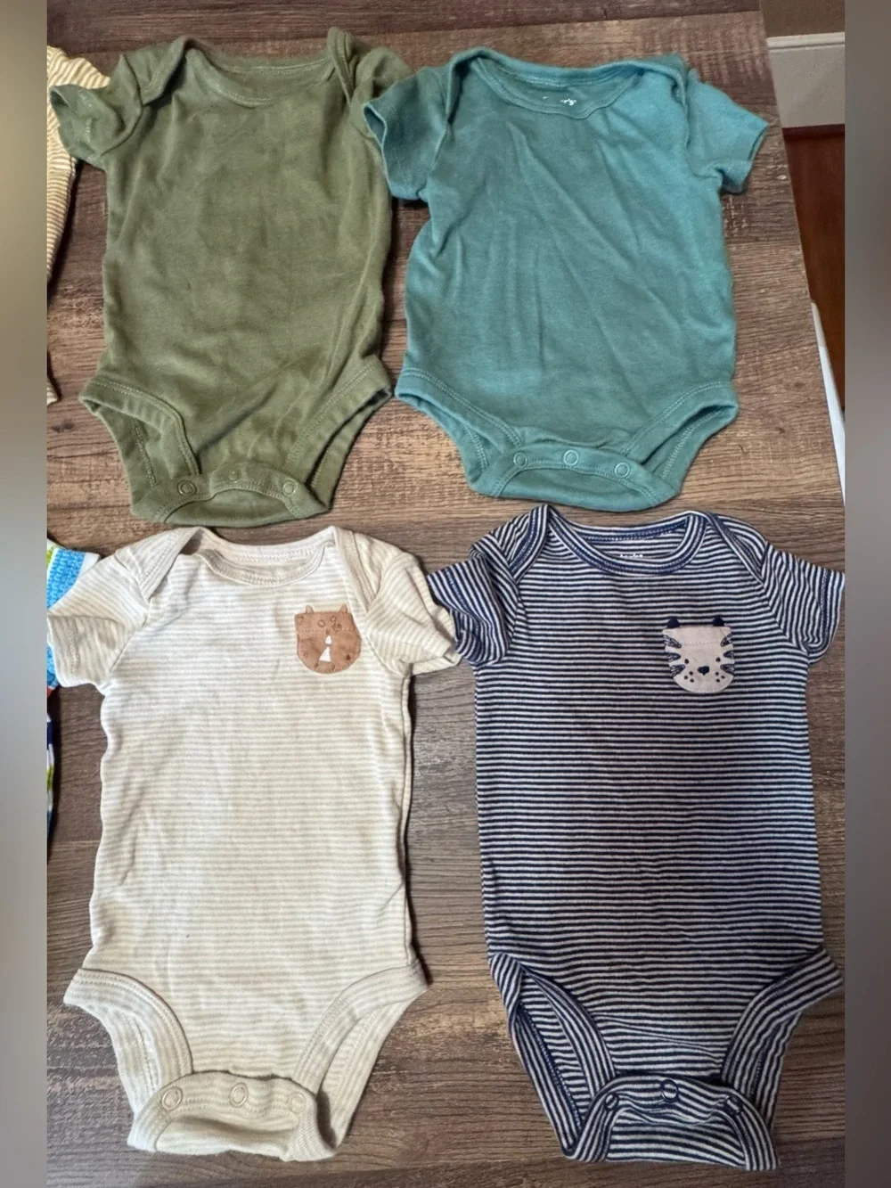 Bundle of short-sleeve baby bodysuits (onesies)Size 0-3 Months